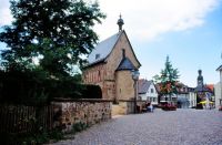 11 Lorsch-Blick auf Karolingische Torhalle und Rathaus